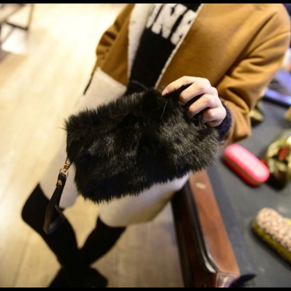 Host Pick 3/18๐Faux Fur Adorable Clutch/Wristlet - Picture 2 of 4